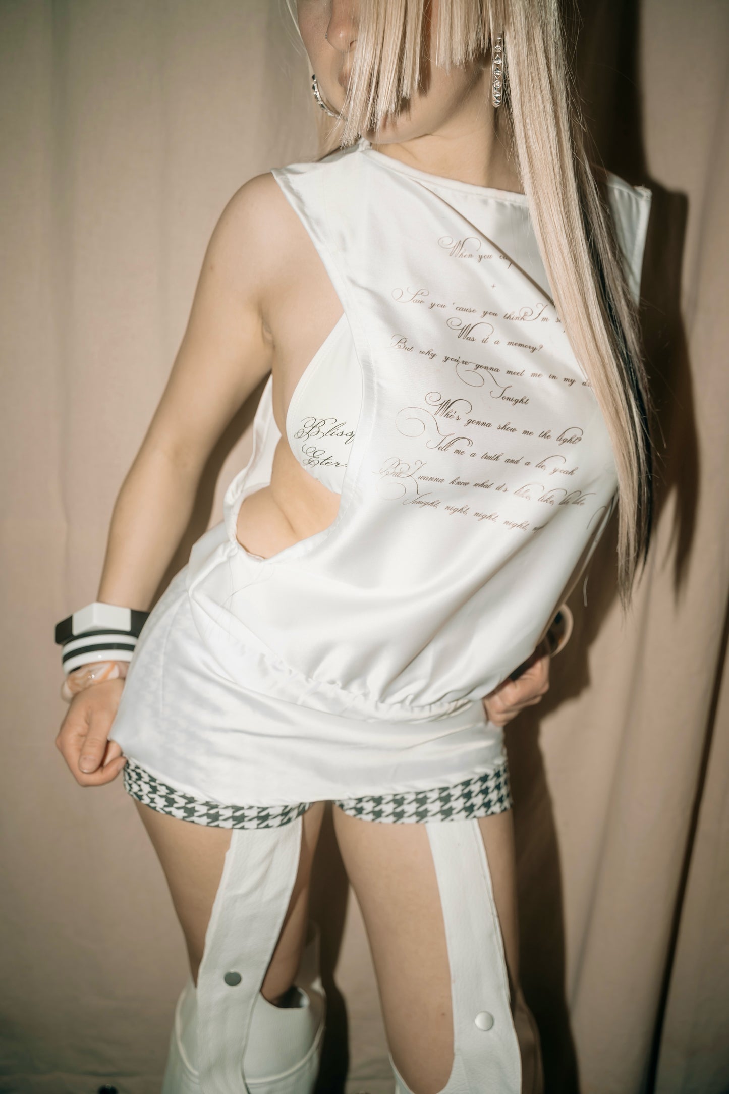 "RINSED" CUT OUT TOP